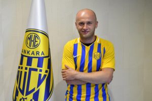 Ankarag&uuml;c&uuml;, Polonyalı stoper ile s&ouml;zleşme uzattı