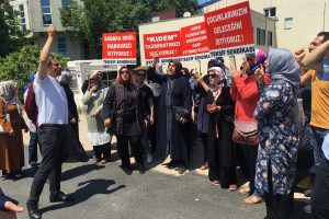 Bursa'da işten çıkarılan işçiler eylem yaptı