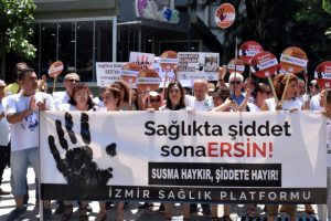 İzmir'de, sağlık &ccedil;alışanlarına şiddet kınandı