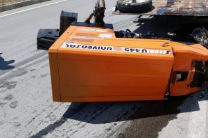 Trakt&ouml;r ile hafif ticari ara&ccedil; &ccedil;arpıştı! &Ccedil;ok sayıda yaralı var