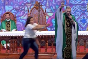 "Şişman kadınlar cennete giremez" diyen papazı sahneden attı