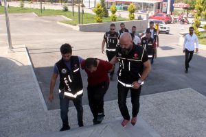 Uyuşturucuyu tuvalete d&ouml;kerken yakalandı