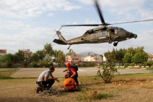 Kayalıklardan d&uuml;şen turist helikopterle kurtarıldı