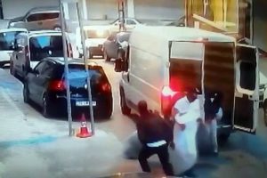 8 kişi gelip iş yerini soydular