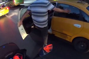 Minib&uuml;s şof&ouml;r&uuml; taksiciyi darp etti
