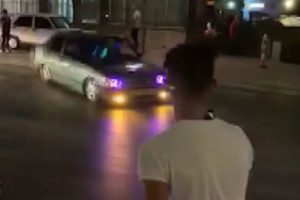 Plakası kapalı otomobille drift kamerada