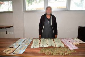 Dilencinin &uuml;zerinden servet &ccedil;ıktı