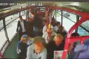 Otob&uuml;ste d&uuml;ş&uuml;r&uuml;len 2 bin lirayı bakın ne yaptı!