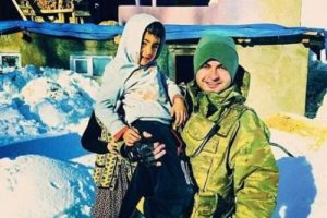 Ter&ouml;r kurbanı Ayaz, şehit astsubay ile fotoğraf &ccedil;ektirmiş