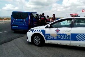 30 m&uuml;lteciyi taşıyan minib&uuml;s kaza yaptı