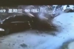 K&ouml;peğini gezdiren kadın faciadan son anda kurtuldu