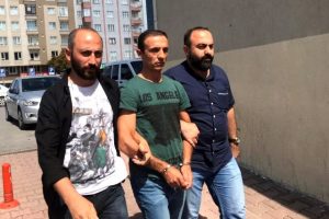 Hamile eşine kurşun sıkan, yanındaki arkadaşını &ouml;ld&uuml;ren zanlı tutuklandı