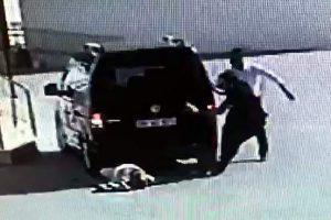 Kavga ettiği kişiyi yumruklayıp arabayla &uuml;zerinden ge&ccedil;ti!
