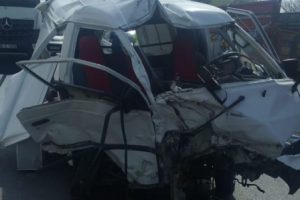 Minib&uuml;s ile kamyonet &ccedil;arpıştı: 1 &ouml;l&uuml;, 1 yaralı