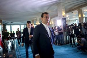 Ekrem İmamoğlu, d&ouml;rt İETT personelini &ouml;d&uuml;llendirdi