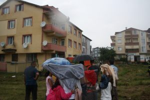 Yağmura aldırmadan intihar girişimini b&ouml;yle izlediler