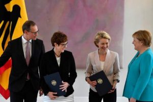 Almanya'da yeni Savunma Bakanı Karrenbauer mazbatasını aldı