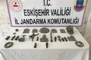 Otomobilde yapılan aramada 25 par&ccedil;a tarihi eser niteliğinde obje ele ge&ccedil;irildi