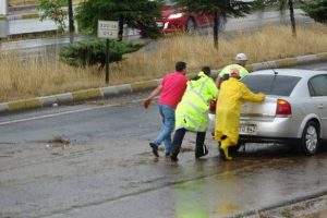 Aşırı yağış yolu trafiğe kapattı