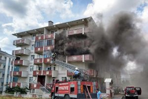 Evde &ccedil;ıkan yangında 2 &ccedil;ocuk dumandan etkilendi