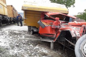 Y&uuml;k treni kamyona &ccedil;arptı: 1 yaralı
