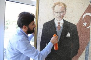 Suriyeli sanat&ccedil;ıdan 40 bin mozaikle Atat&uuml;rk portresi