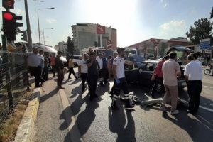 Otomobil elektrik direğine &ccedil;arptı: 1 yaralı