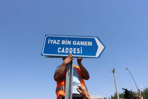Diyarbakır Valisi G&uuml;zeloğlu'ndan tabela a&ccedil;ıklaması