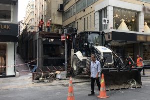 23 yıldır faaliyet g&ouml;steren kafeterya yıkıldı