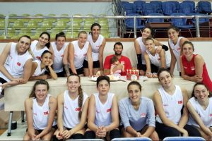 A Kadın Milli Voleybol Takımı'nın İzmir kampı başladı