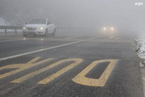 Bolu Dağı'nda yoğun sis... G&ouml;r&uuml;ş 15 metreye kadar d&uuml;şt&uuml;