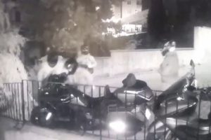 Kasklı motosiklet hırsızlığı &ccedil;etesi kamerada
