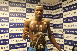 Isaac Cofie sağlık kontrol&uuml;nden ge&ccedil;ti
