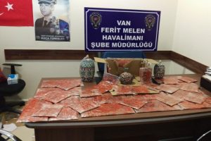 Havalimanında afyon sakızı ile yakalandılar