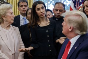 Nobel &ouml;d&uuml;ll&uuml; Ezidi aktivist ile bir araya gelen Trump: Sana neden &ouml;d&uuml;l verdiler?