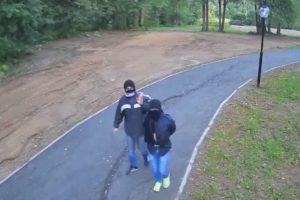 Mobese kameralarını &ccedil;almak isterken mobeselere yakalandılar