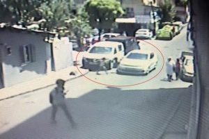 Kadın s&uuml;r&uuml;c&uuml;n&uuml;n k&uuml;&ccedil;&uuml;k kıza &ccedil;arptığı an kamerada