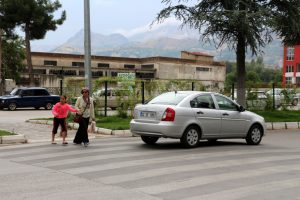 Yayalara yol vermeyen s&uuml;r&uuml;c&uuml;lere ceza
