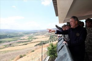 Bakan Akar ve komutanlar Suriye sınırında