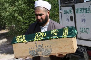 &Ccedil;&ouml;pe atılan bebek kimsesizler mezarlığına defnedildi