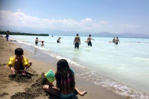 Van G&ouml;l&uuml; sahilindeki halk plajı, b&uuml;y&uuml;k ilgi g&ouml;r&uuml;yor