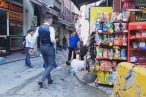 'Para &uuml;st&uuml;n&uuml; vermedin' kavgası anbean kamerada