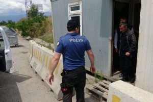 Firar eden 2 mahkum durdurulan otob&uuml;ste yakalandı