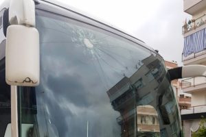 Yolcu otob&uuml;s&uuml;ne taş atan ş&uuml;pheliler yakalandı