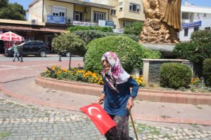 'Dolandırıldık' diyen yaşlı kadın oturma eylemi yaptı