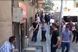 Sahte ayakkabı imalathanesine baskında gergin anlar