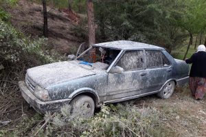 Kontrolden &ccedil;ıkan otomobil dere yatağına u&ccedil;tu