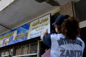 Suriyelilerin a&ccedil;tığı iş yerlerine asılan Arap&ccedil;a tabelalar T&uuml;rk&ccedil;eleşiyor