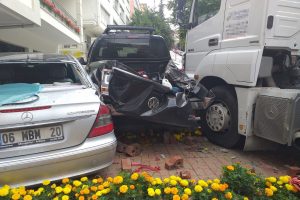 Şof&ouml;r&uuml;n &uuml;st&uuml;nden ge&ccedil;en TIR 5 araca &ccedil;arptı