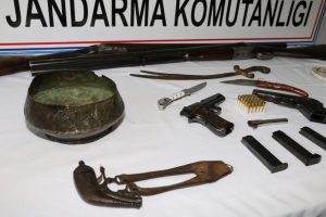 &Ccedil;ok sayıda tarihi eserle birlikte yakalandı